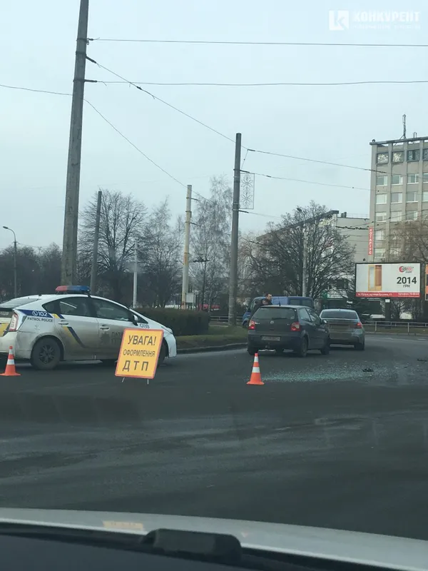 У Луцьку на кільці біля «Глобуса» сталася аварія (фото)
