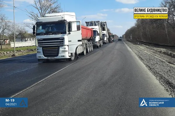 На Волині асфальтують автошлях: рух – в реверсному режимі (фото)