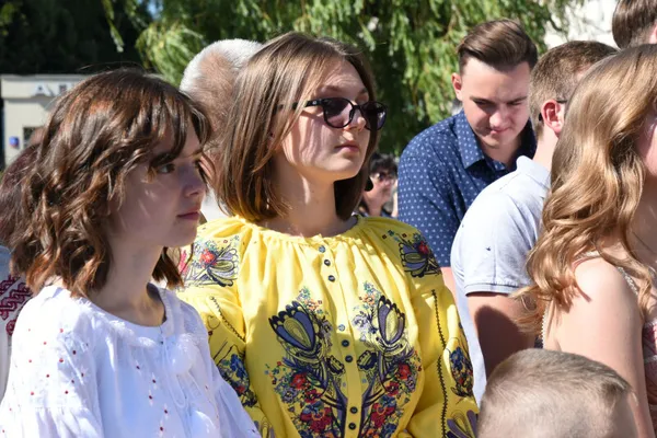160 золотих та 43 срібних: у Луцьку вручили медалі випускникам (фото, відео)