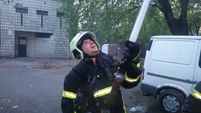 У багатоповерхівці в Києві стався вибух – є жертви (фото)
