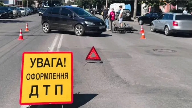 У Луцьку не розминулися Volkswagen та електроскутер: повідомили деталі ДТП (фото)
