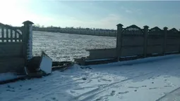 Біля Луцька авто "знесло" огорожу на цвинтарі (фото)
