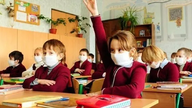 Початкові класи повернуться після канікул за парти, попри зростання захворюваності