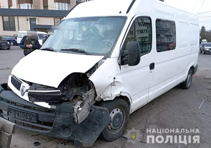У Луцьку «жигуль» протаранив бус – водій у лікарні (фото)