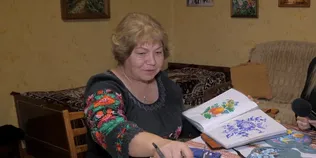 «Квіти мене зачарували»: майстриня з Волині розписує дерев’яні дощечки петриківськими візерунками (відео)