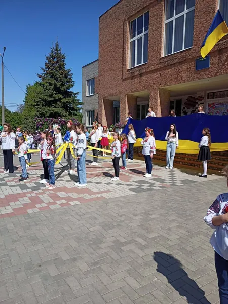 У Луцьку школярі збирали гроші на медичний автомобіль для воїнів 100-ї бригади ТрО (фото)