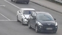 У Луцьку Mercedes «наздогнав» Peugeot на світлофорі (відео)