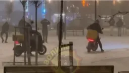 У Луцьку кур'єри Glovo влаштували парний дрифт (відео)