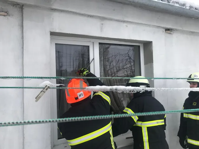Під Луцьком трирічна дитина зачинилась у хаті – довелося «заходити» через вікно (фото)