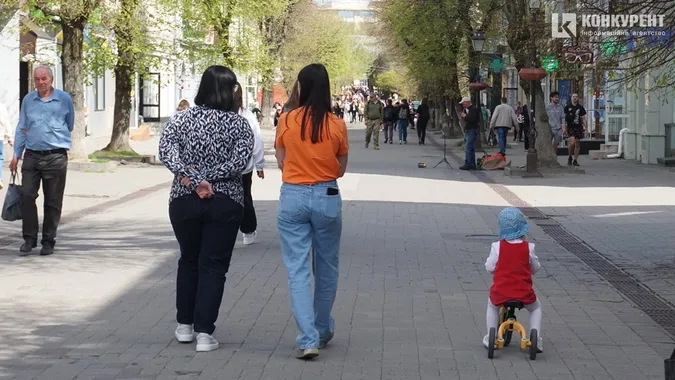 Весняний Луцьк: як місцеві прогулюються заквітчаним центром (фото)