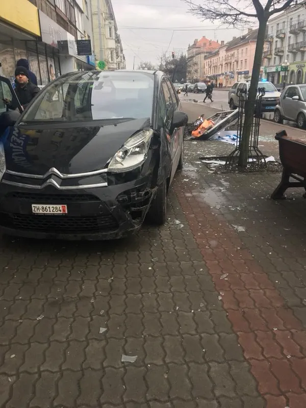 У Луцьку п'яний водій на «євробляхах» зніс рекламну конструкцію (фото)