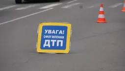 У Луцьку бус наїхав на пішохода: чоловік – у лікарні (фото)
