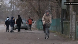 Або пішки, або велосипедом: у селах на Волині 4 роки не їздить автобус (відео)