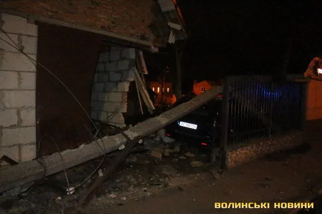 ДТП у Луцьку: водій протаранив гараж та стовп електроопори, а сам втік (фото)