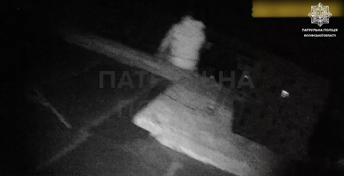 У Луцьку чоловік хотів стрибнути з даху – врятували патрульні (відео)