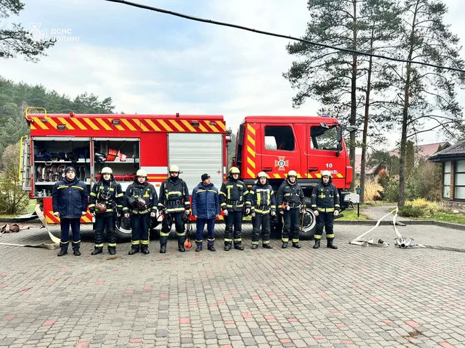 Пожежа у лазні: волинські рятувальники провели навчання на території екоресторації (фото)