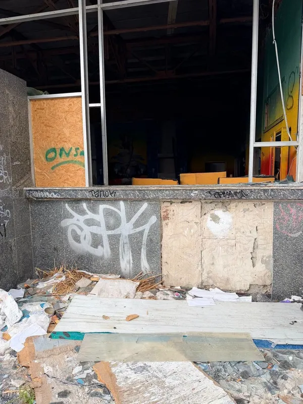 Вибиті шибки й вільний доступ: у Луцьку б'ють на сполох через занедбану «Трьошку» (фото)