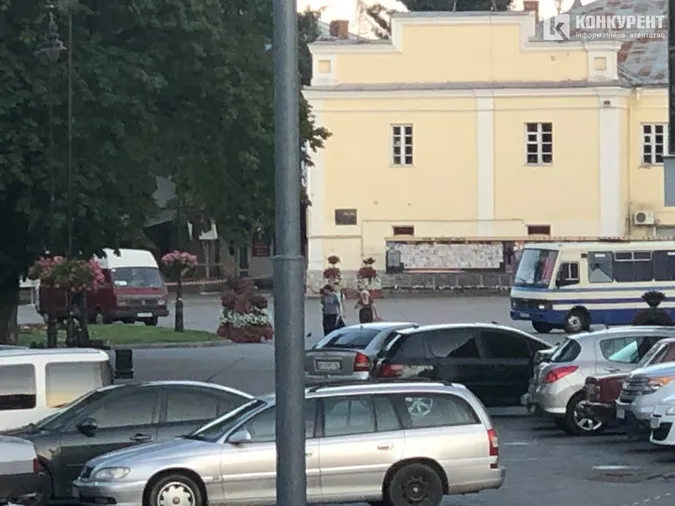 Терорист у Луцьку відпустив трьох заручників (відео)