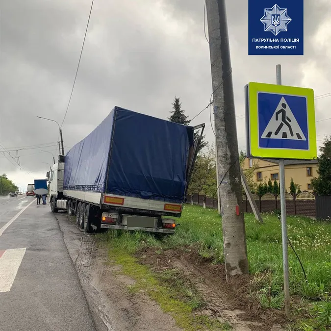 Пішоходи: в Струмівці водій вантажівки так гальмував, що авто занесло в стовп (фото)