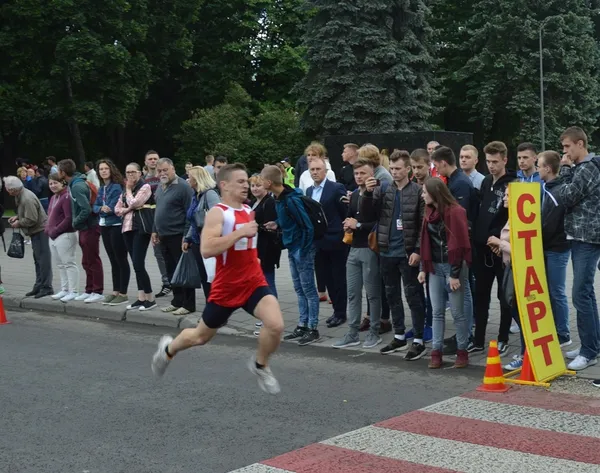 У центрі Луцька понад 400 бігунів змагалися за перемогу (фото)