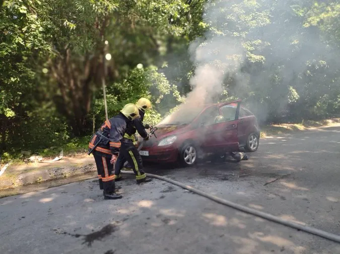 У Луцьку під час руху загорілося авто – в салоні була дитина (фото)