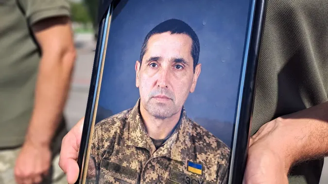 Отримали сповіщення в день 48-річчя: на Волині провели в останню путь воїна Олександра Резванюка (фото)