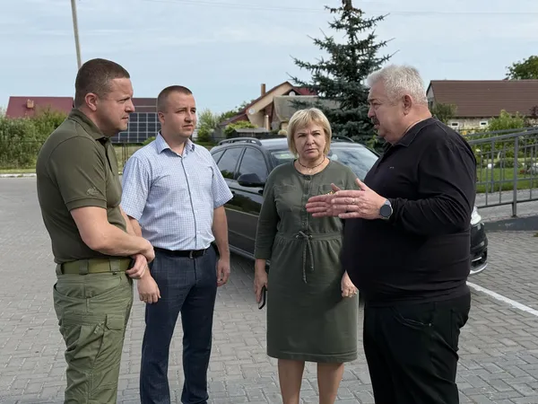 Безпекова ситуація, нагороди поліцейським та робота лікарень: Іван Рудницький відвідав Ковельський район (фото)