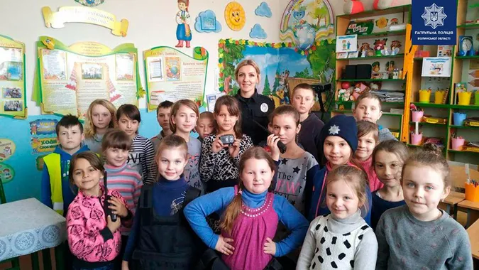 Булінг та правила дорожнього руху: лекція патрульних у гімназії на Волині (фото)