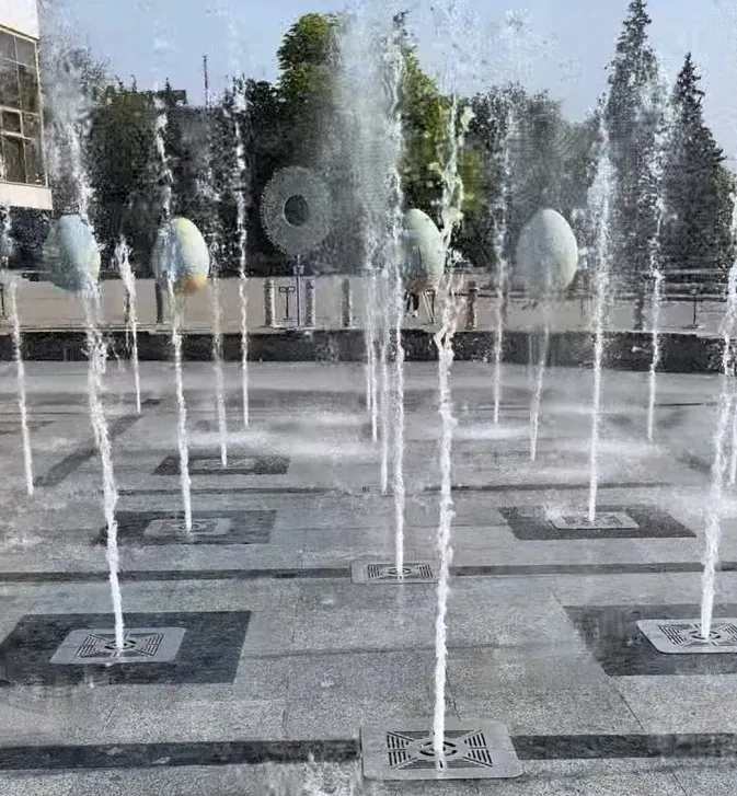У Луцьку увімкнули фонтани до Великодня (відео)