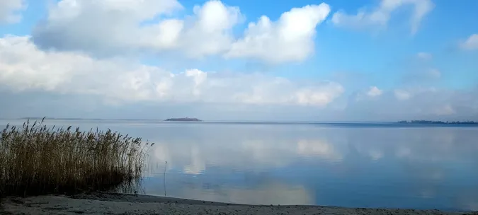 Небо й озеро зливаються в одне: показали безлюдний Світязь восени (фото)