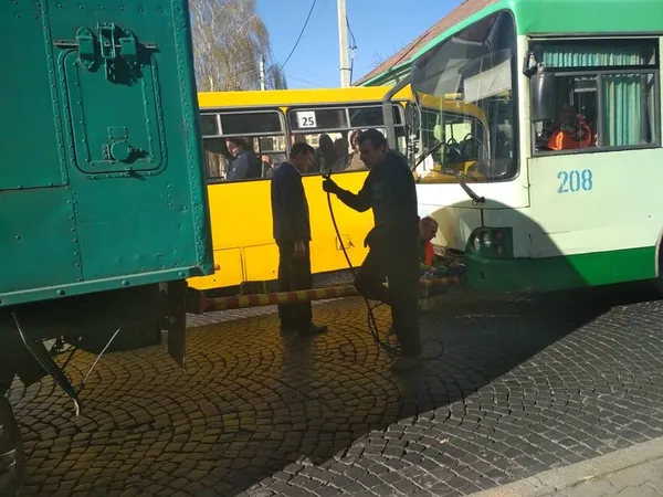 У центрі Луцька зупинилися тролейбуси (фото, відео)