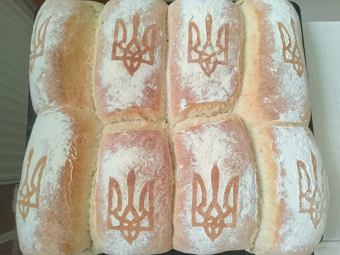 З тризубом і заряджені молитвою: на Волині волонтери печуть хліб для бійців на передовій (фото)