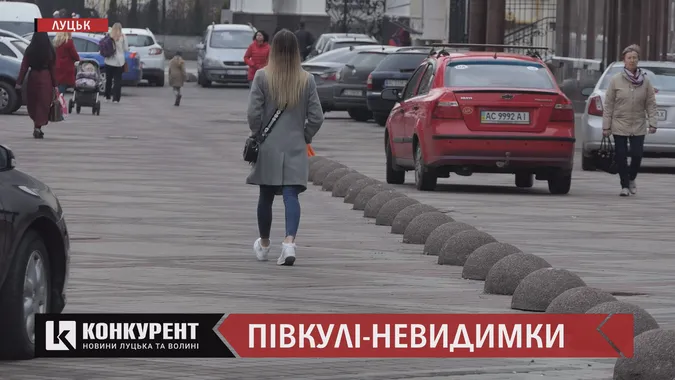 Водії масово наїжджають на півсфери в центрі Луцька: комунальники обіцяють розібратися (відео)