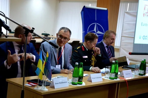 На форум у луцький виш приїхали посли, міністри та військовий аташе (фото)