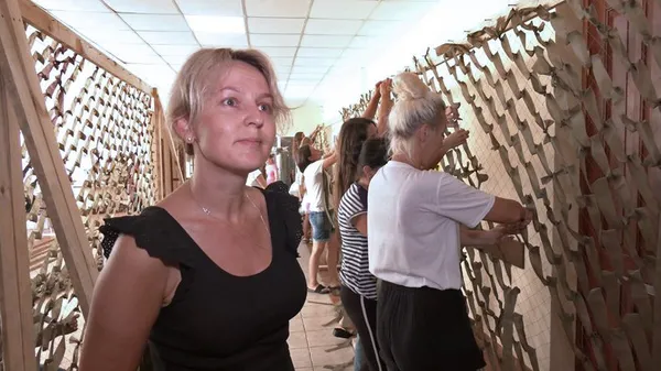 Плетуть і діти, і дорослі: у селі під Луцьком роблять маскувальні сітки для танкістів (фото, відео)