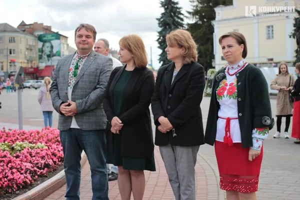 Квіти і класична музика: у центрі Луцька почали святкування Дня міста (фото)