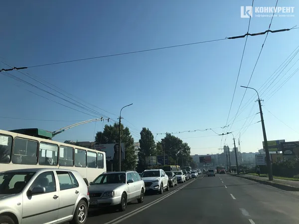 На шляхопроводі біля «Там Таму» – аварія: утворився затор (фото, відео)