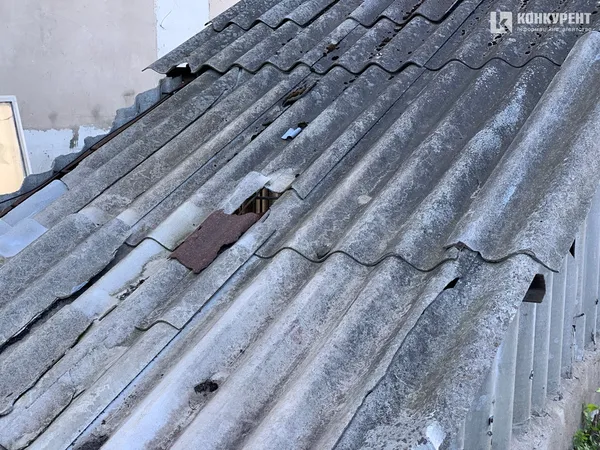 Шифер у дірках, яким накритий вхід в укриття