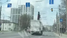 У Луцьку сміттєвоз обірвав тролейбусну лінію: що там коїться (відео)