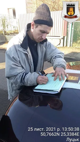 У Луцьку муніципали покарали чоловіка, який спалював гілля й листя (фото)