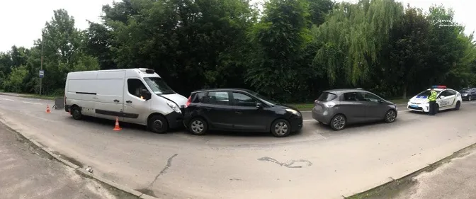 Ефект доміно: у Луцьку в ДТП потрапили одразу три автівки (фото)