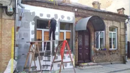 Утеплили: у Луцьку мешканці будинку самовільно зіпсували пам'ятку культурної спадщини (відео)