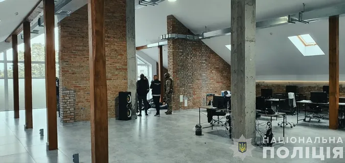 Колишній банківський працівник «відкрив» у Луцьку шахрайський кол-центр (фото)