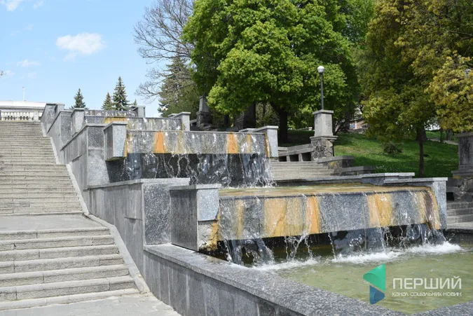 У Луцьку увімкнули фонтани до Великодня (фото)