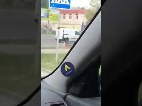 Аварія у Луцьку: авто «влетіло» в стовп, водія госпіталізували (відео)