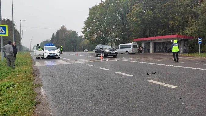 На трасі Луцьк – Володимир легковик збив жінку й злетів з дороги в поле (фото)