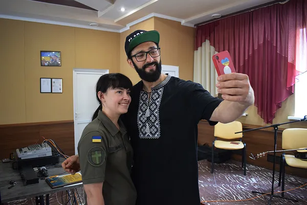 Відомий співак приїхав з концертом до луцьких нацгвардійців (фото)