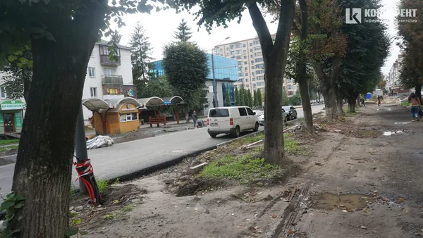 Їздять, ходять, ремонтують: що відбувається на проспекті Волі у Луцьку (фото)