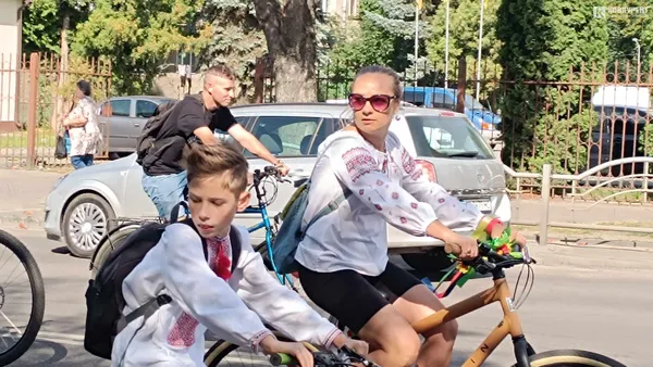 З байкерами і поліцією: у Луцьку – велопробіг у вишиванках (фото, відео)