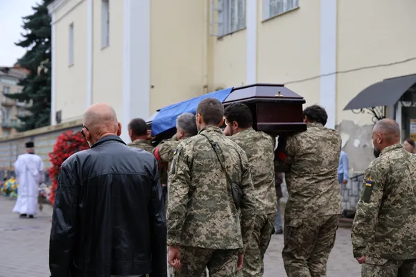 Луцьк у скорботі: відбулось прощання із військовим Володимиром Чижуком (фото)